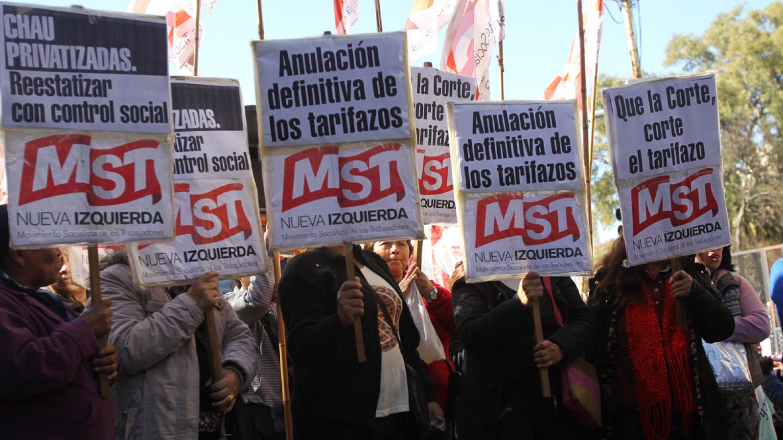 Integrantes del Movimiento Socialista de los Trabajadores (MST) se manifiestan frente al Palacio de Tribunales en Buenos Aires