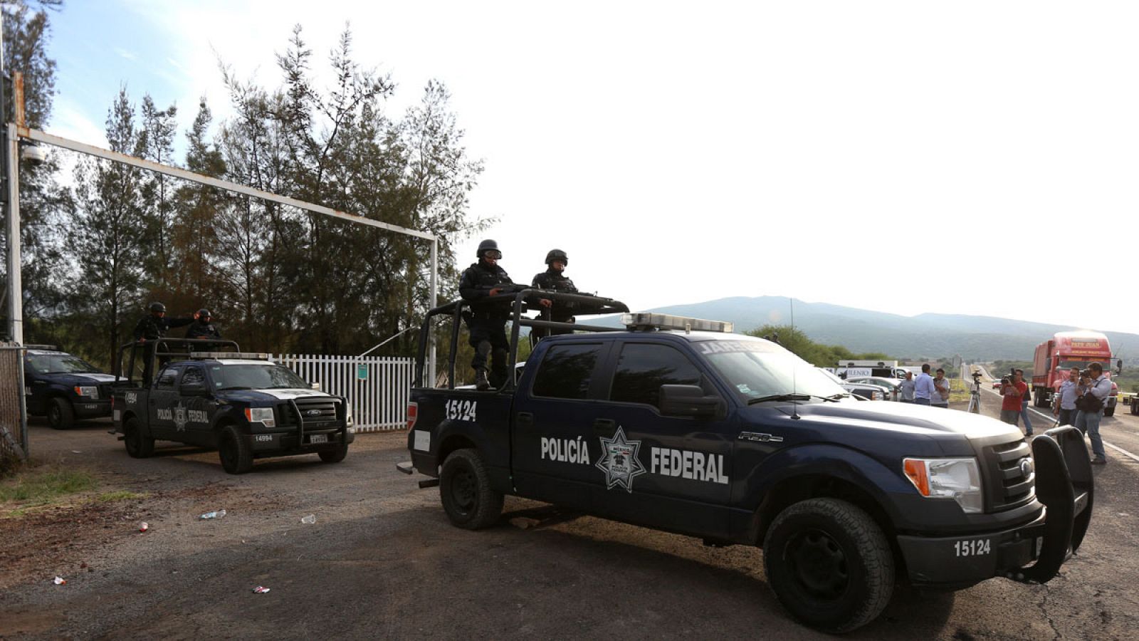 Fotografía de archivo del 22 de mayo de 2015 en la que se ve a policías federales salir del interior del rancho.