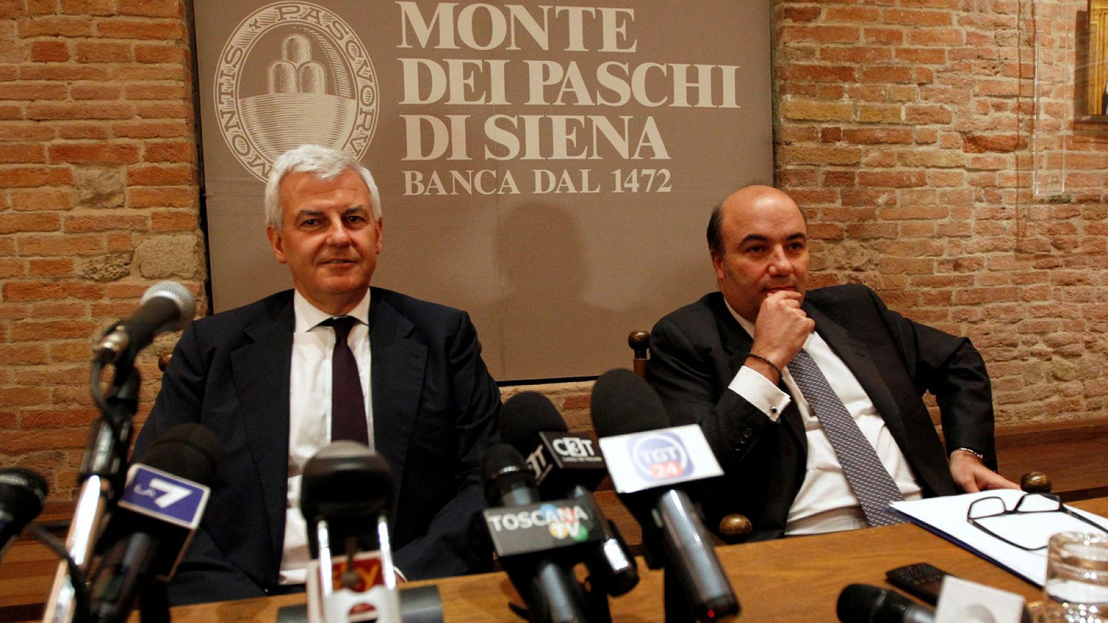 El expresidente de Banca Monte dei Paschi Alessandro Profumo y el consejero delegado, Fabrizio Viola, en una imagen de archivo