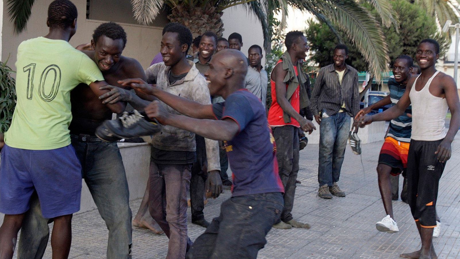 Unos 40 inmigrantes entran en Melilla tras lograr saltar la valla