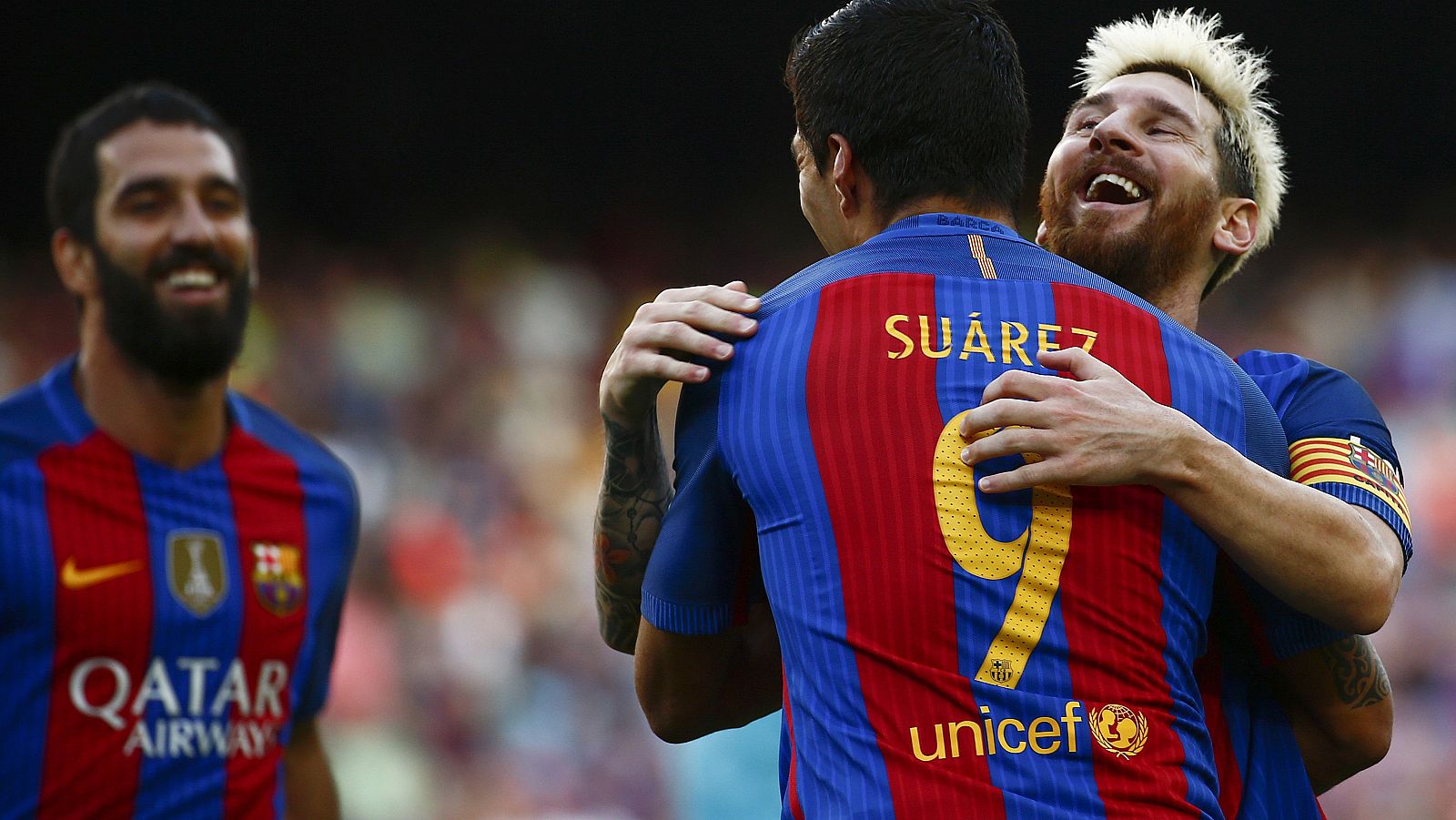 Messi y Suárez celebran uno de los goles con Arda Turan de fondo