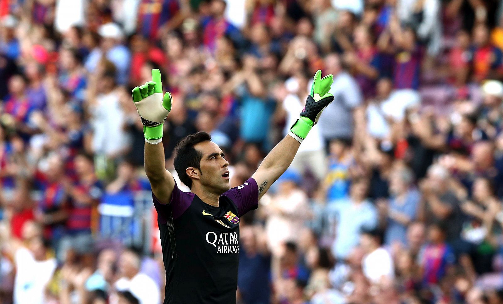 El portero chileno del FC Barcelona, Claudio Bravo celebra el segundo gol de Luis Suarez ante el Real Betis Balonpié.