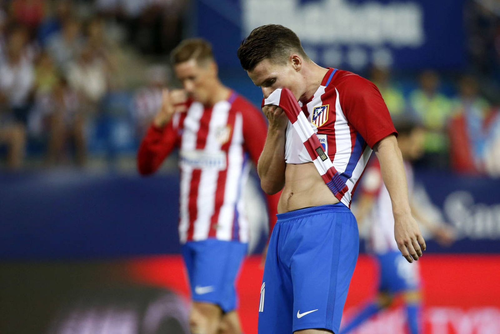 Kevin Gameiro se lamenta durante el partido frente al Deportivo Alavés.