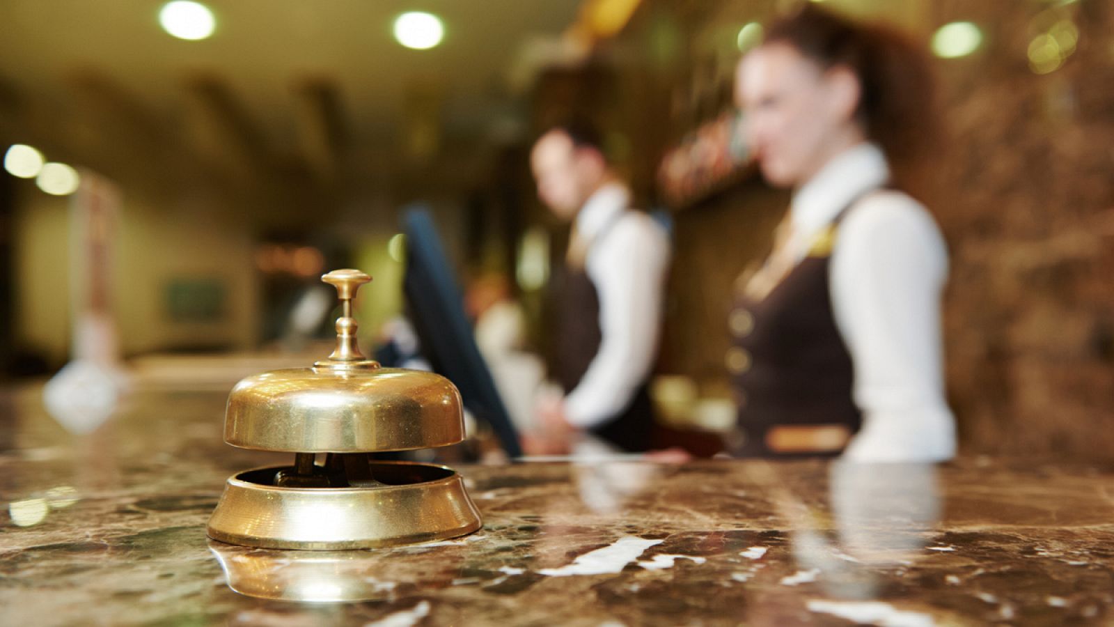 Trabajadores en la recepción de un hotel