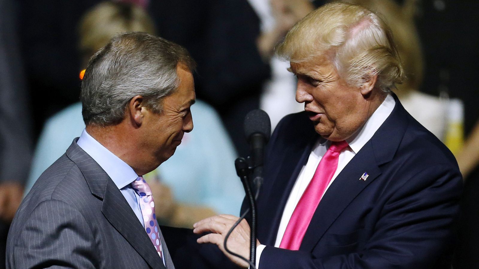 El británico Nigel Farage, líder del conservador UKIP, comparte mitin con Donald Trump en Jackson, Mississipi