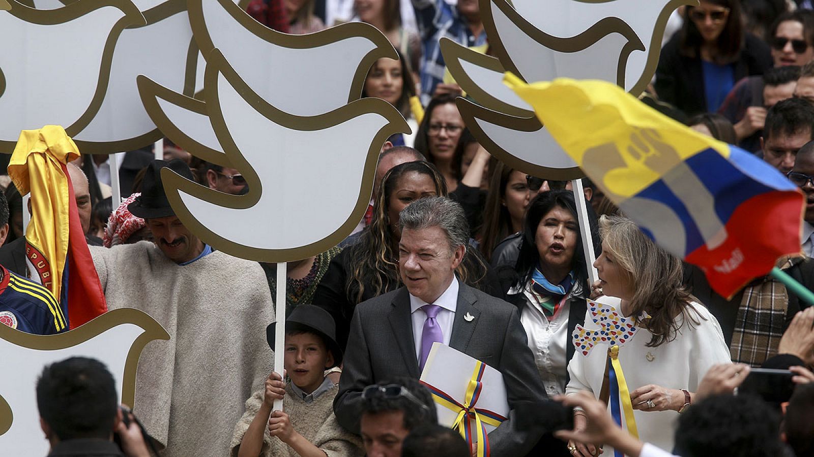 El presidente Santos con el texto del acuerdo de paz con las FARC