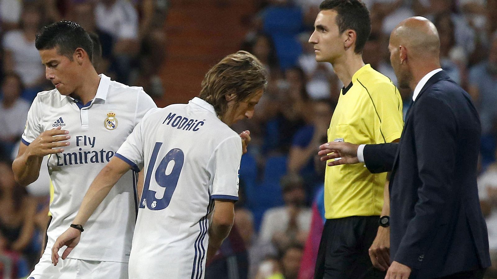 James Rodríguez entra al campo por Modric ante la mirada de Zidane