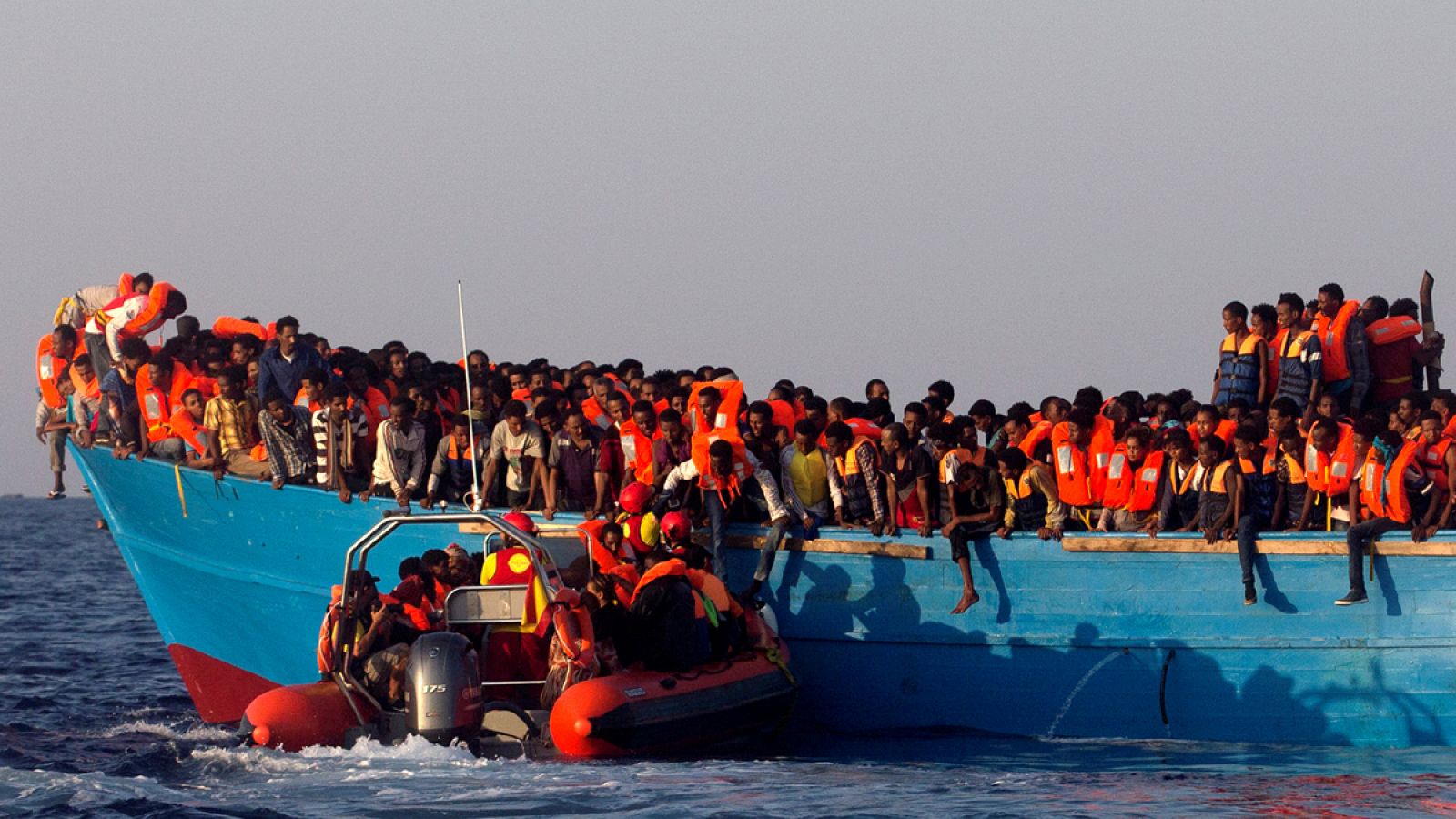 Un barco de la ONG española NGO Proactiva auxilia a cientos de migrantes procedentes de Eritrea en el Mediterráneo.
