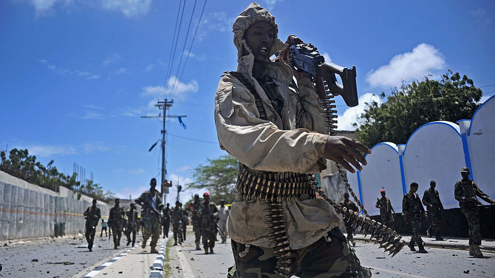 Fuerzas de seguridad somalíes patrullas la escena de un atentado en Mogadiscio, Somalia.