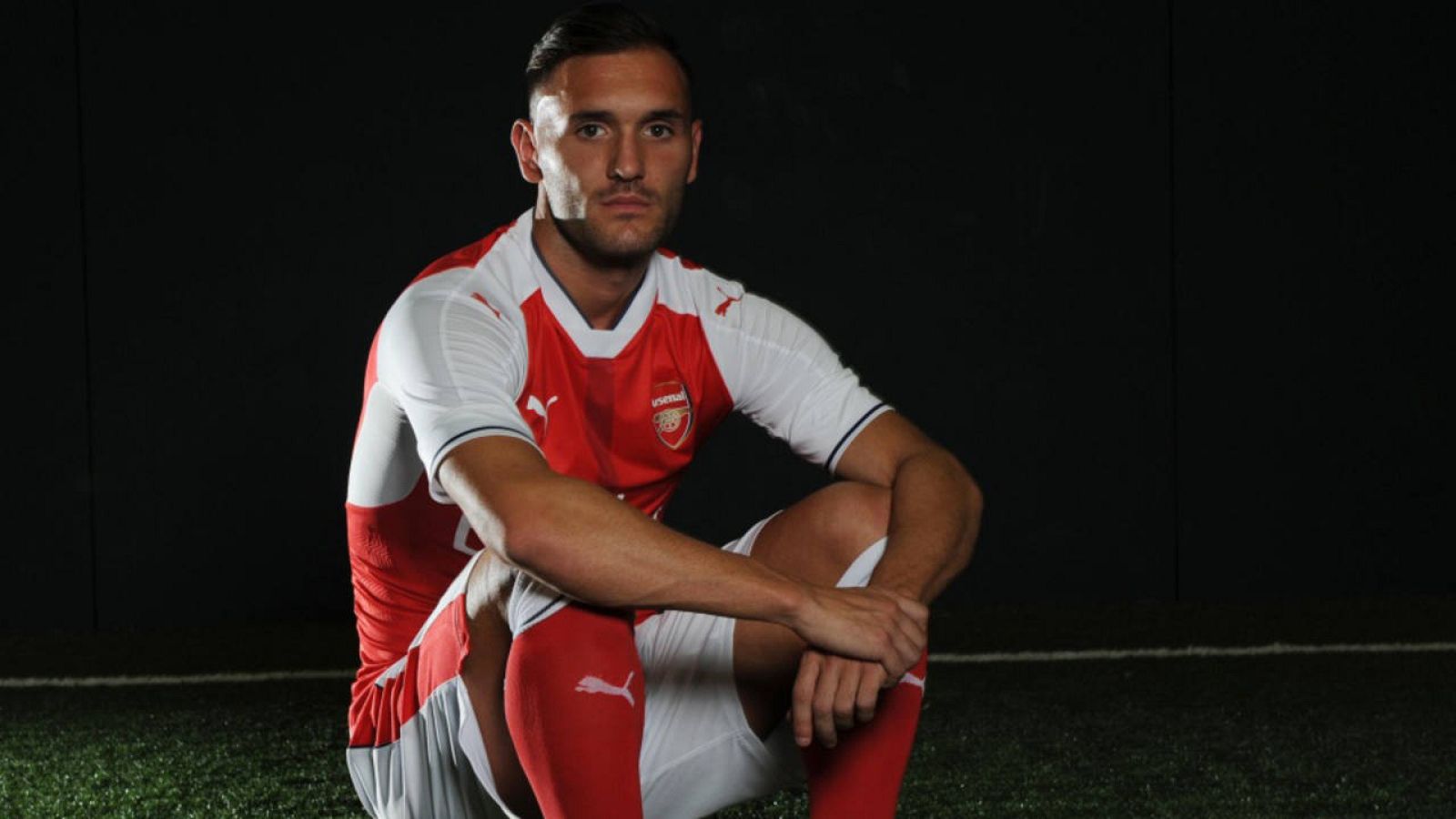 Lucas Pérez posa ya con la camiseta del Arsenal