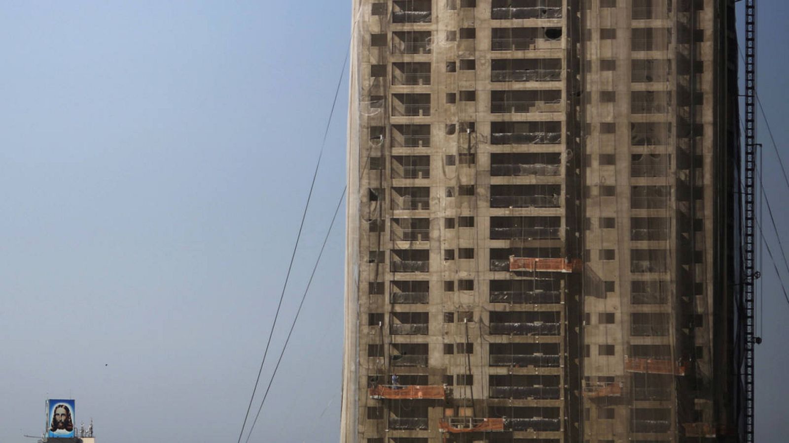 Una imagen de Jesucristo junto a un edificio en construcción en Sao Paolo