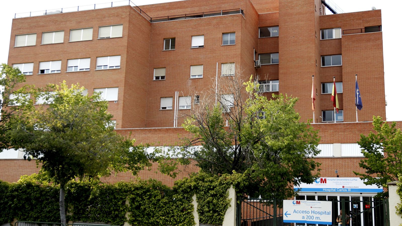 Fachada del Hospital La Paz-Carlos III de Madrid, donde estuvo ingresada la enfermera del Hospital Infanta Leonor contagiada por la fiebre hemorrágica