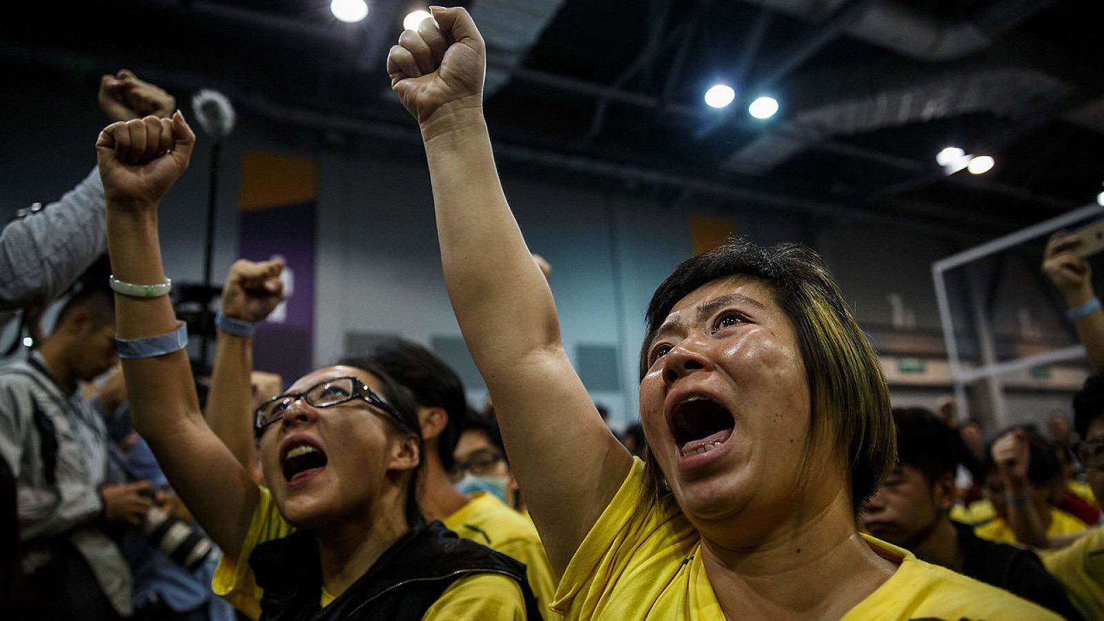 Una partidaria del partido Pasión Cívica y de su candidato, Cheng Chung-tai celebra el escaño obtenido en las elecciones en Hong Kong