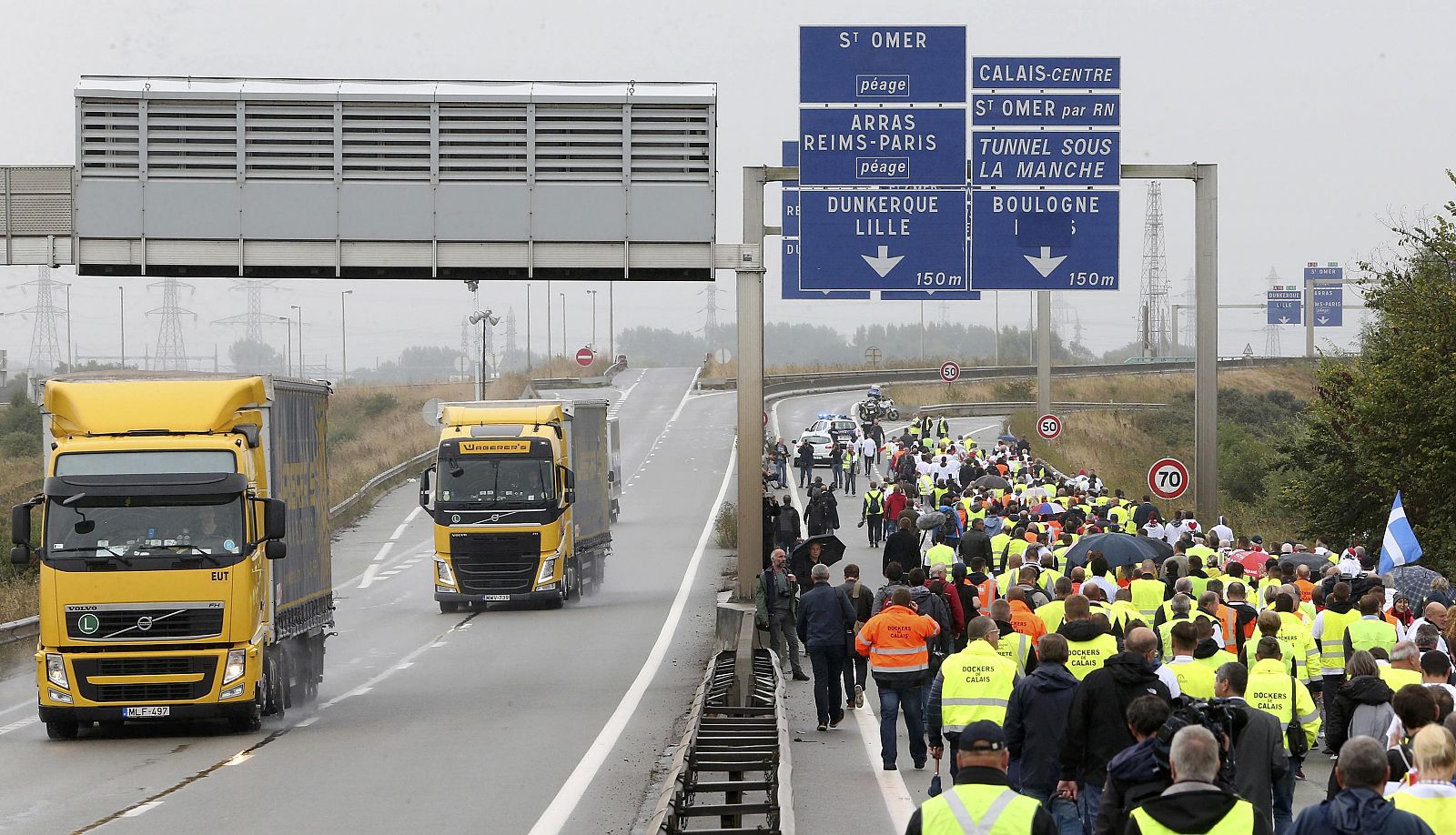 Transportistas, comerciantes y habitantes de Calais bloquean una carretera para protestar por la presión migratoria.