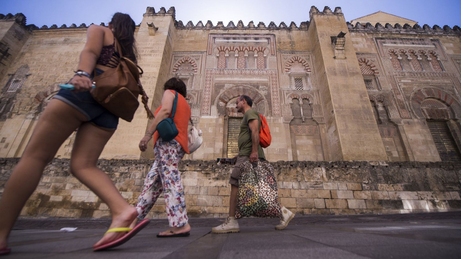 Turistas pasean frente a la puerta de San José, situada en el muro oriental de la Mezquita-Catedral de Córdoba