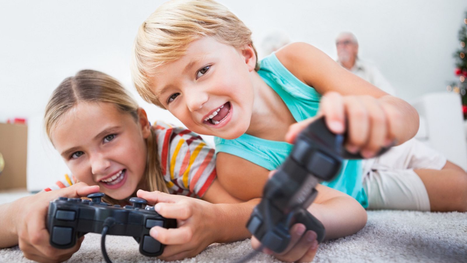 Dos niños jugando con videojuegos