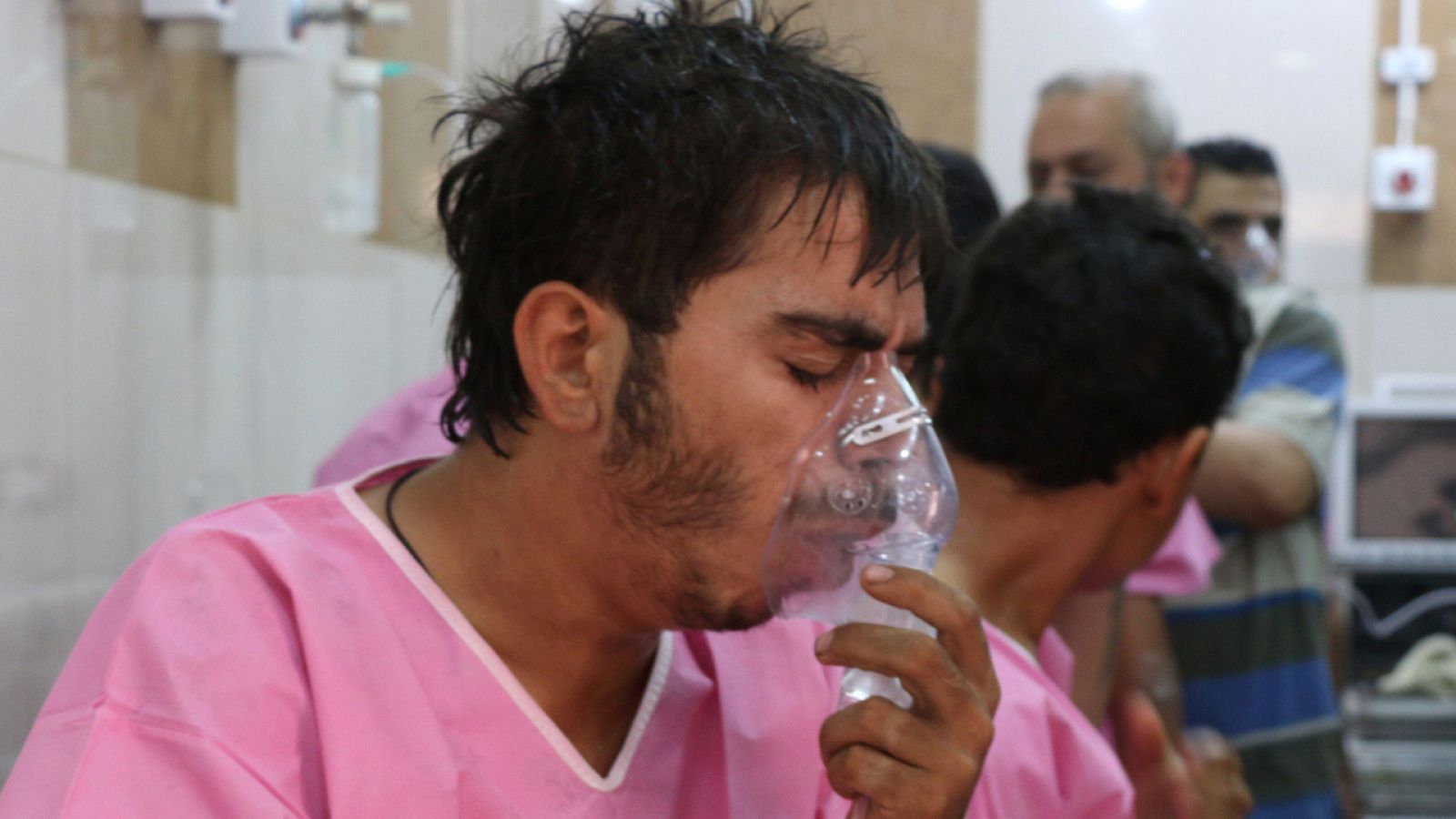 Un ciudadano sirio con dificultades respiratorias es atendido en un hospital de Alepo tras el ataque con cloro este martes