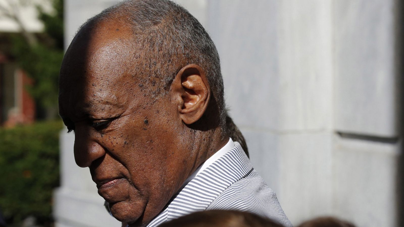 El cómico estadounidense Bill Cosby abandona el tribunal de Montgomery en Pennsylvania