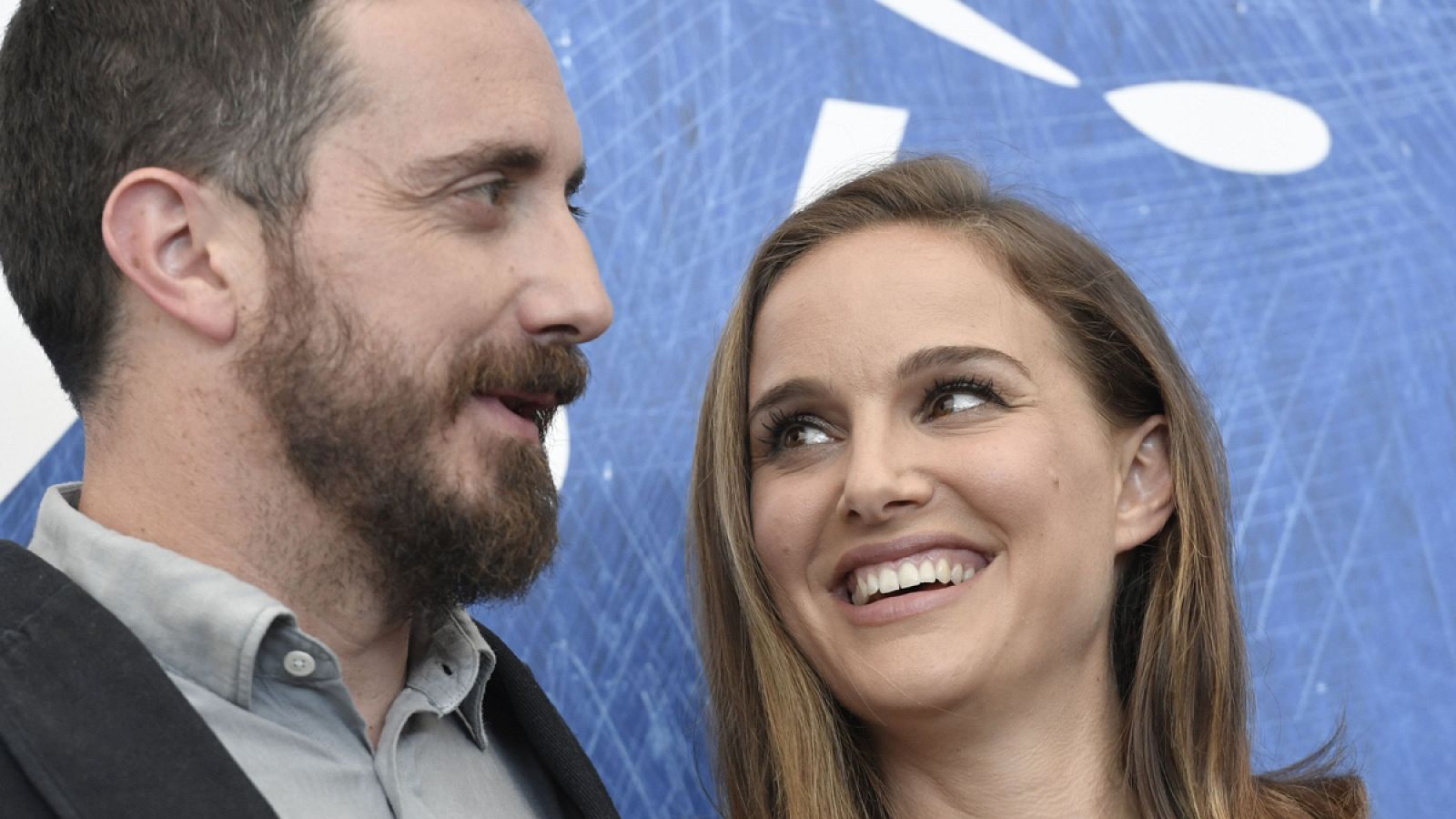 Natalie Portman y Pablo Larraín en el Festiva de Venecia.