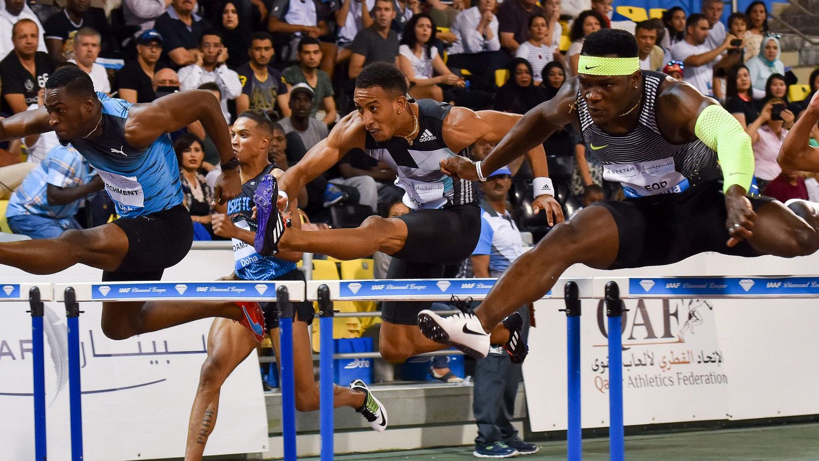 Orlando Ortega (en el centro) compite con David Oliver y Omar McLeod en la prueba de Catar