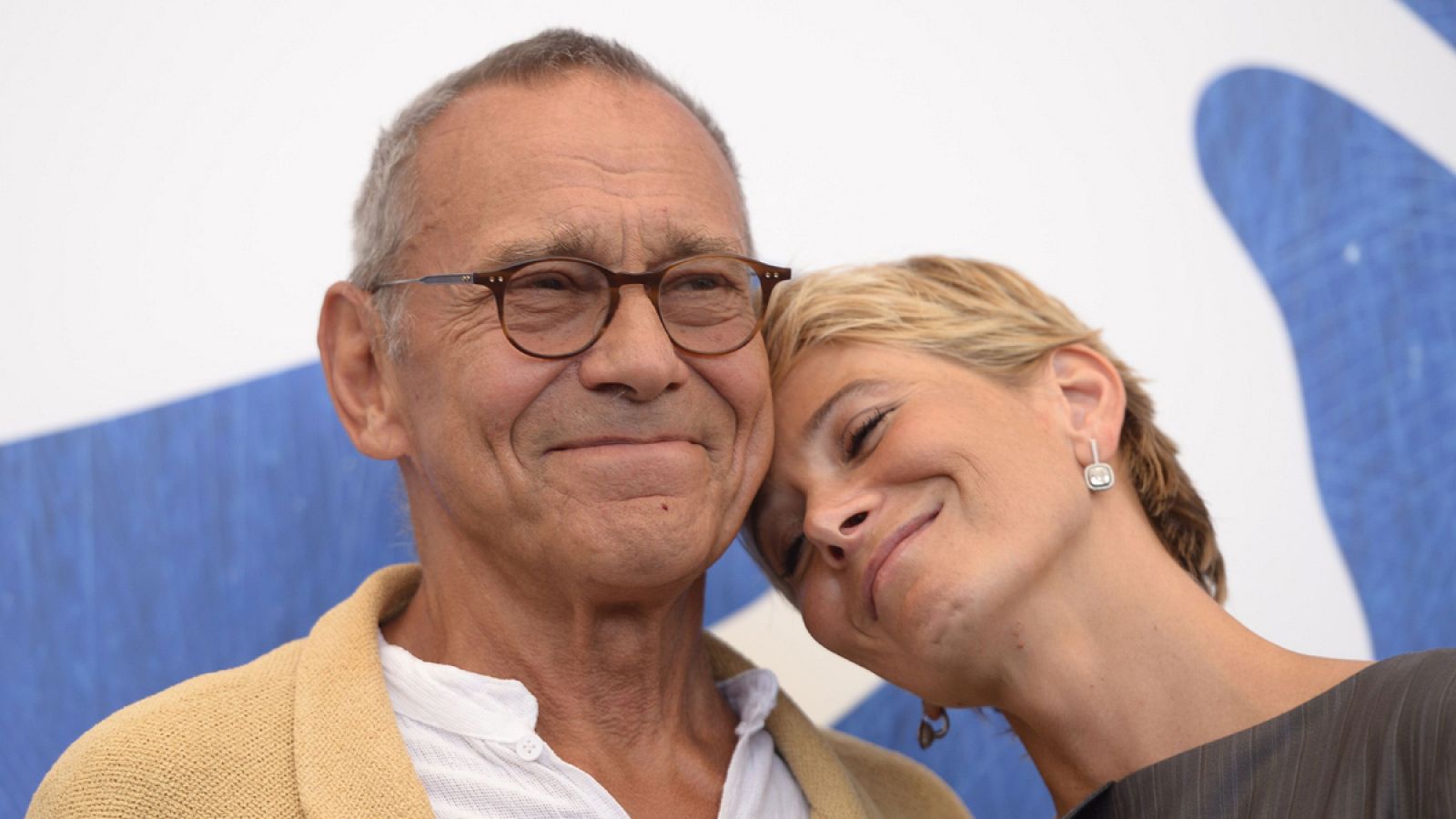 Andrei Konchalovsky junto a la actriz Julia Vysotskaya.