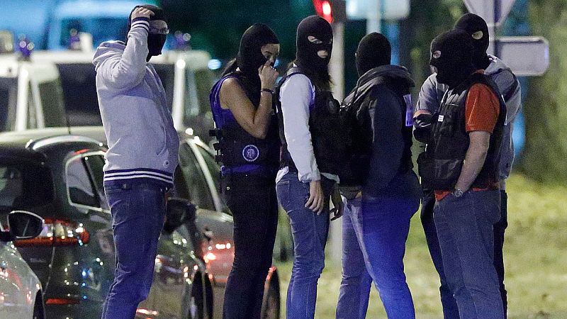 Agentes franceses durante la redada en Boussy-Saint-Antoine.
