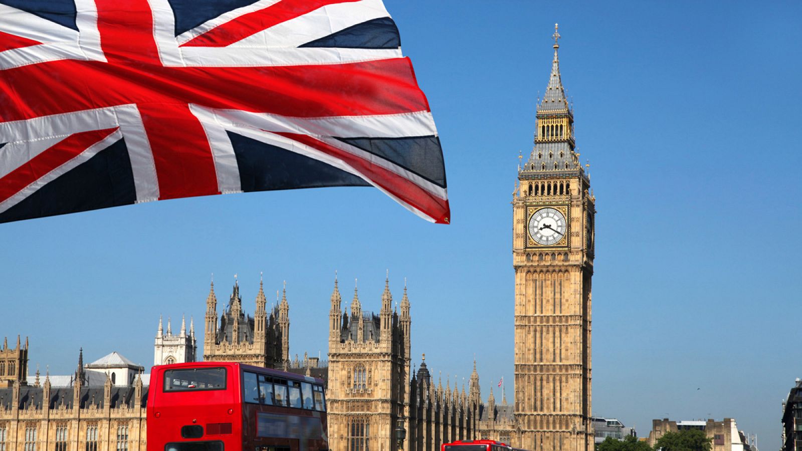 La bandera del Reino Unido con el Parlamento británico en segundo plano