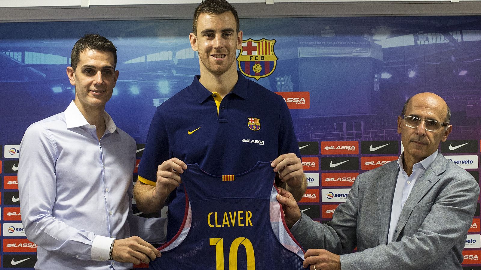 Víctor Claver posa con la camiseta del Barcelona en su presentación