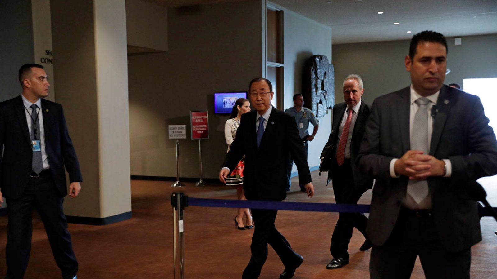 El secretario general de la ONU, Ban Ki-moon (c), a su llegada a una rueda de prensa en la sede de la Naciones Unidas en Nueva York,
