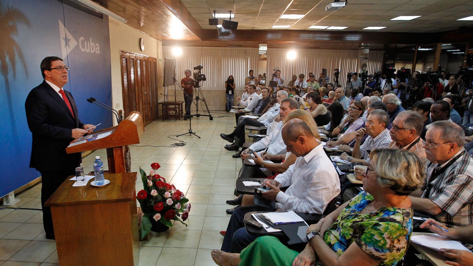 El Canciller cubano, Bruno Rodríguez Parrilla (i), habla durante la presentación del informe de Cuba sobre el bloqueo económico, comercial y financiero de Estados Unidos contra la isla.