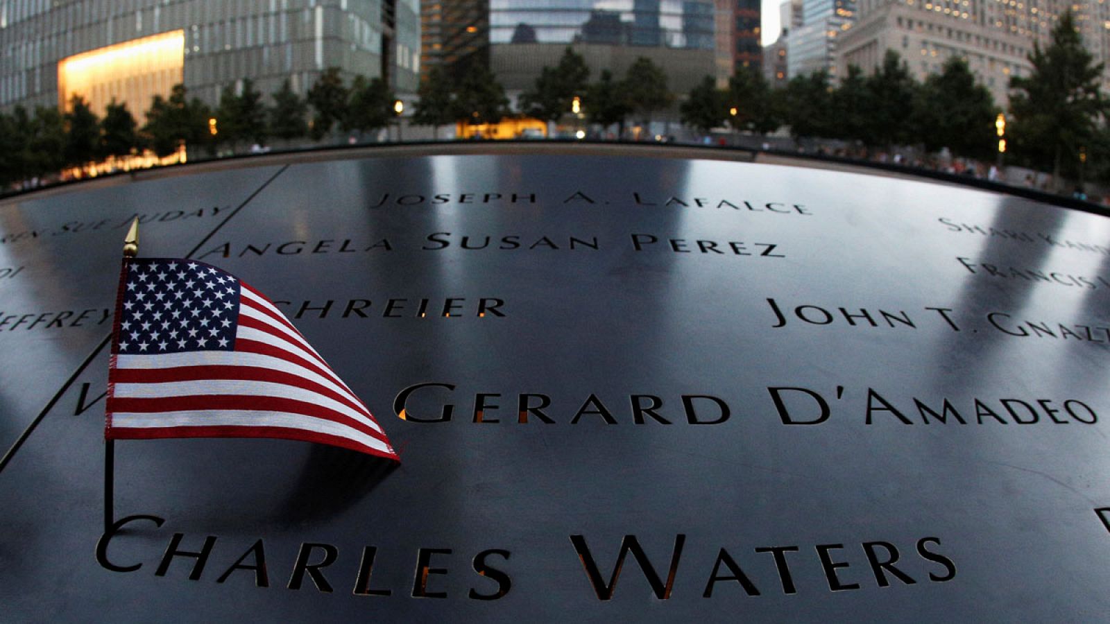 Una bandera de Estados Unidos en el nombre de una de las víctimas del atentado grabado en  el monumento conmemorativo del 11-S en Nueva York.
