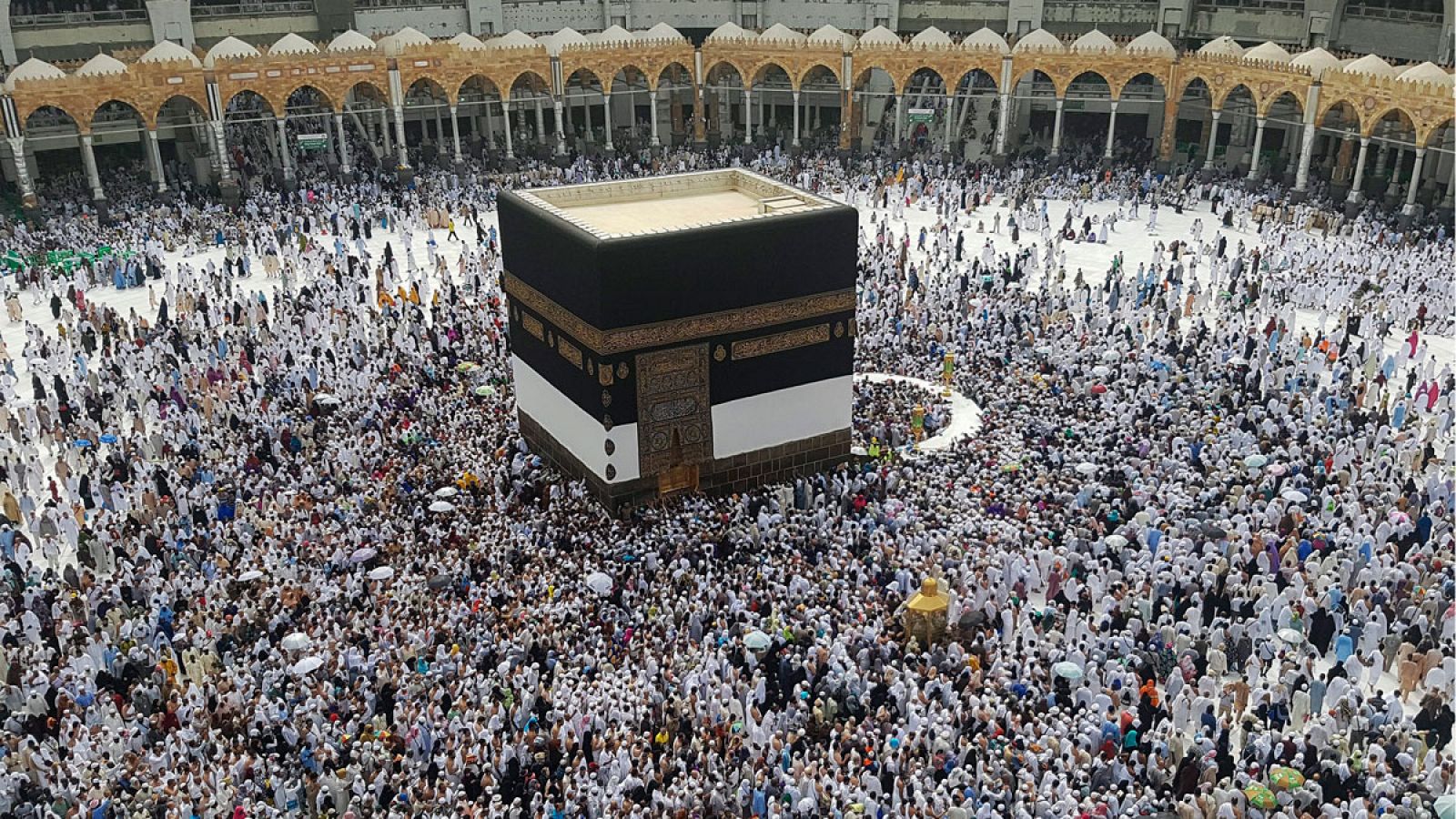 Miles de fieles rezan en la mezquita Masjid al-Haram en la ciudad de La Meca.