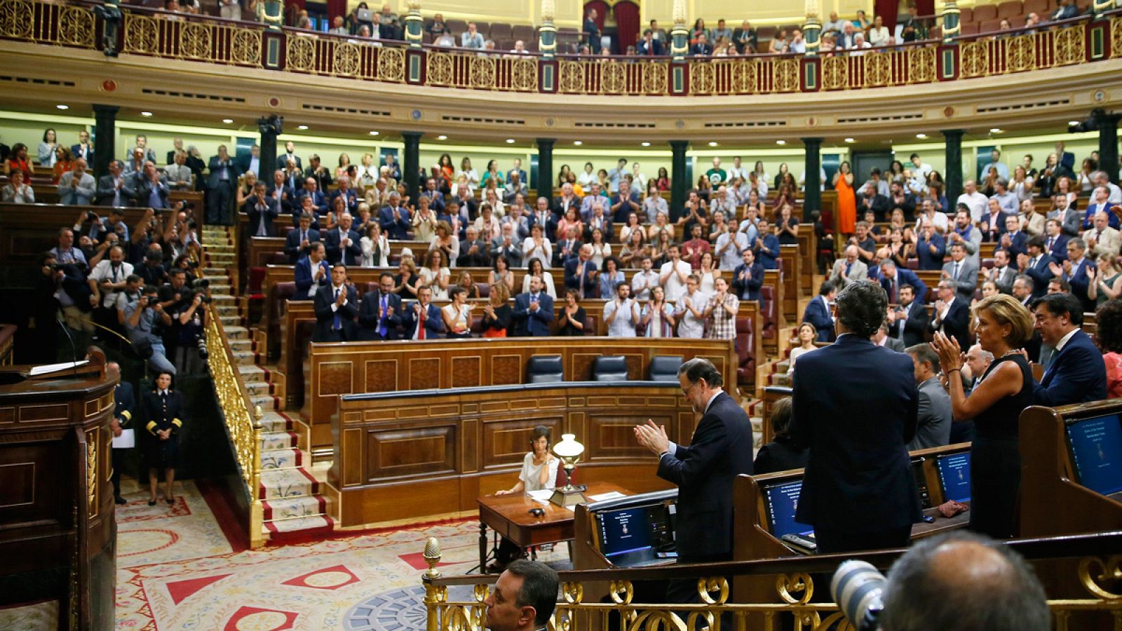 Los diputados aplauden tras la declaración institucional que celebra el acuerdo entre el Gobierno colombiano y las FARC