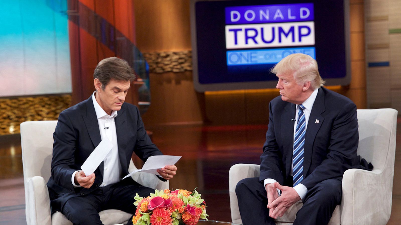 Donald Trump entrega informes médicos al doctor Mehmet Oz en el programa televisivo "El show del doctor Oz", el 14 de septiembre de 2016. Sony Pictures Television/via REUTERS
