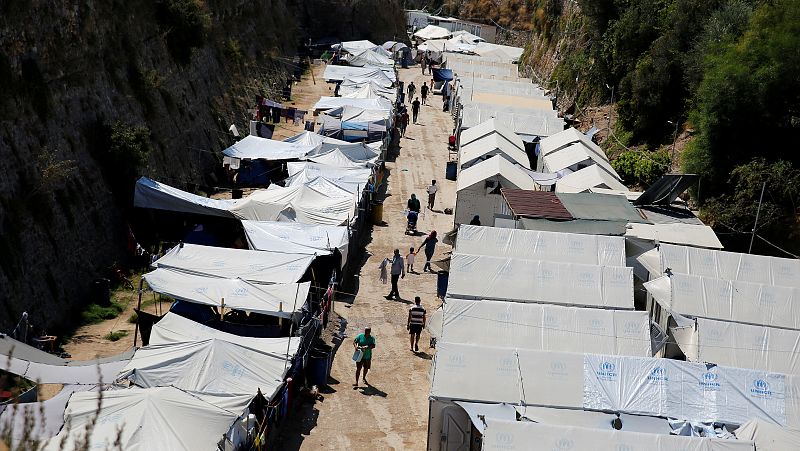 Refugiados y migrantes en el campo de acogimiento de Souda, en la isla de Kios, Grecia