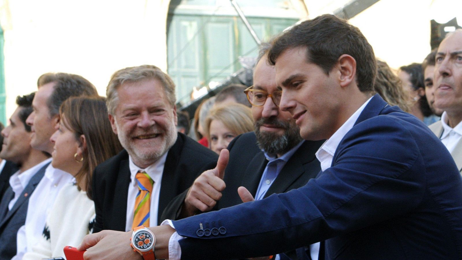 El presidente de Ciudadanos, Albert Rivera (d), y el portavoz parlamentario del partido, Juan Carlos Girauta (c), en un acto de campaña electoral en Galicia