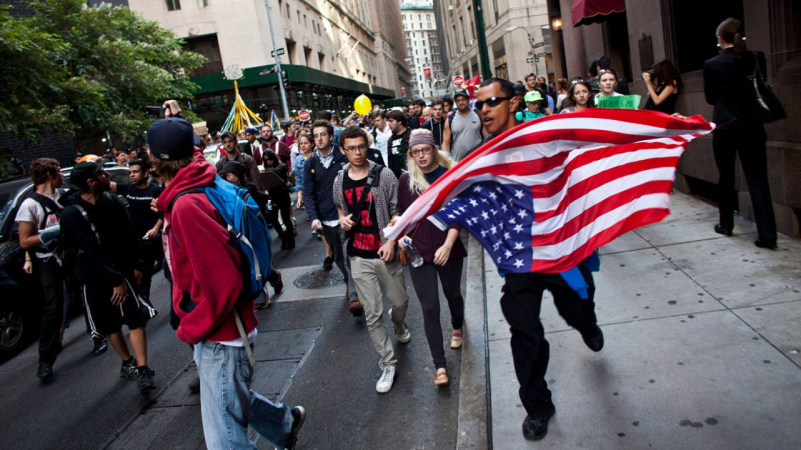 Manifestantes marchando alrededor de Wall Street el 17 de septiembre de 2012 con motivo del primer aniversario del movimiento 'Occupy'. 
