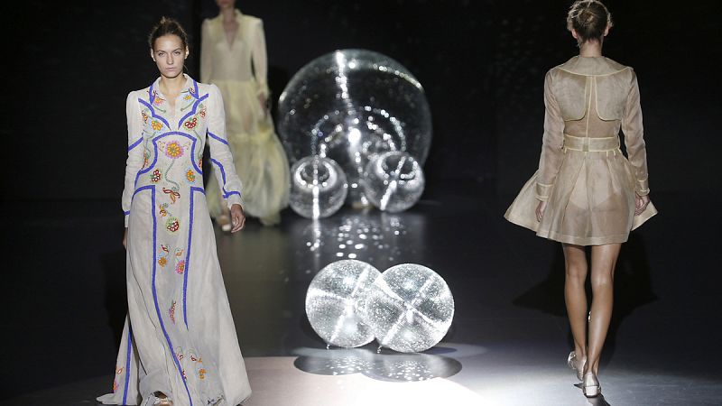 Teresa Helbig celebra 20 años de moda con un baile de costura.