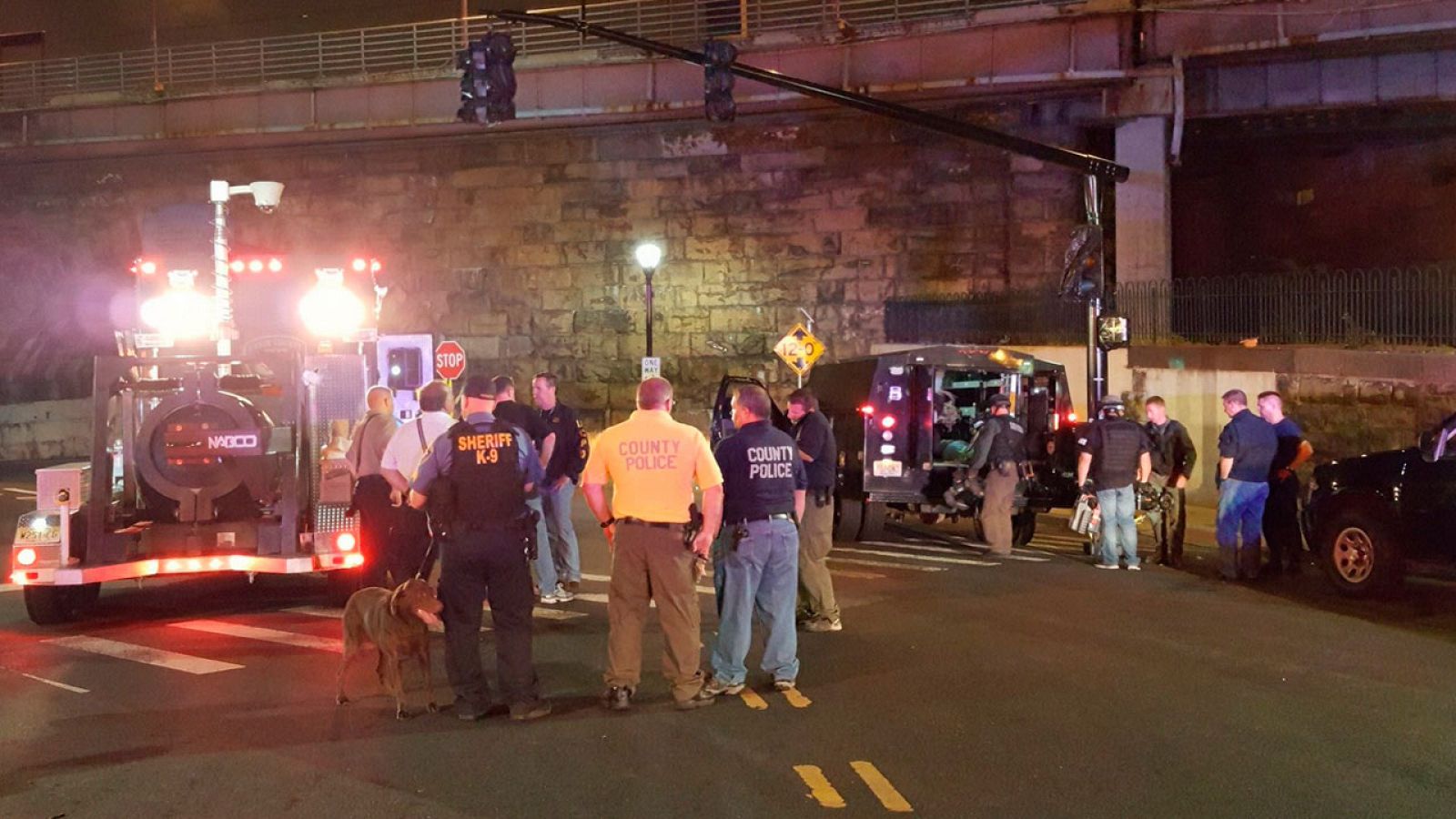 Policías y miembros del FBI en la estación de tren de Elizabeth (Nueva Jersey, EE.UU.) donde ha estallado un artefacto explosivo (Foto: Chris Bollwage, alcalde de Elizabeth/Twitter)