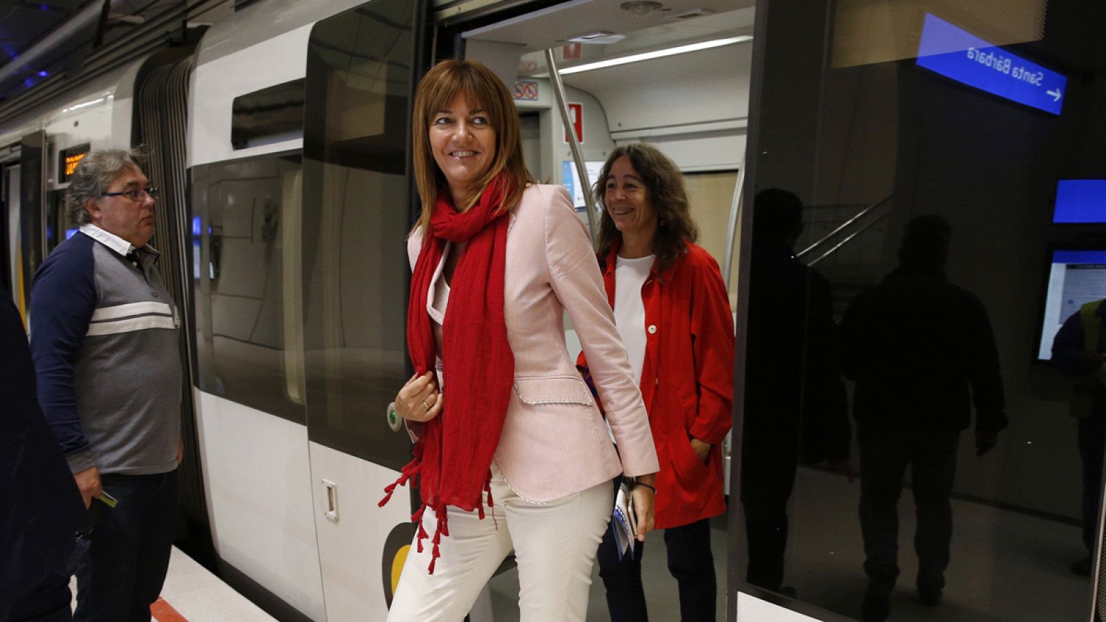 Idioa Mendia baja del metro de Donostialdea antes de participar en un acto de campaña.