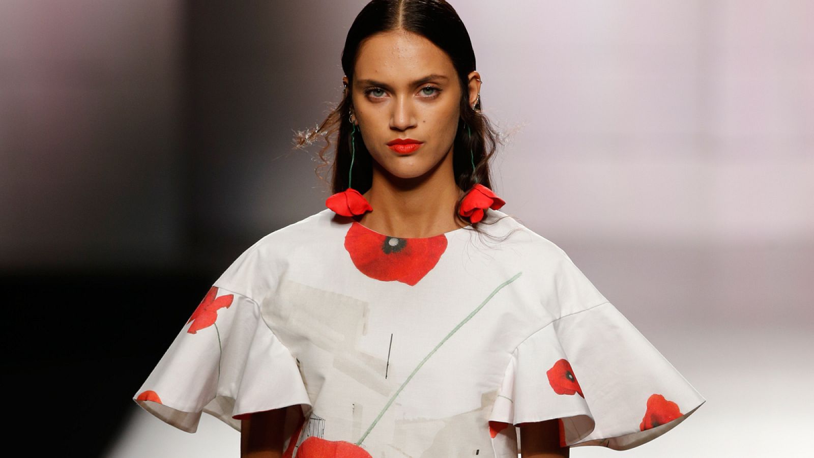 Las amapolas y los lunares decoran la colección de Leandro Cano. 