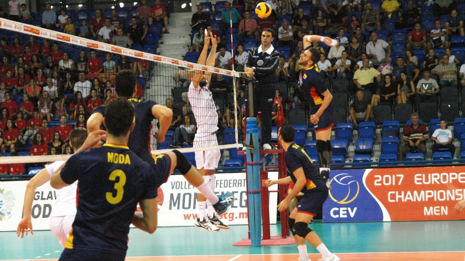 La selección española de voleibol, en un partido del preeuropeo