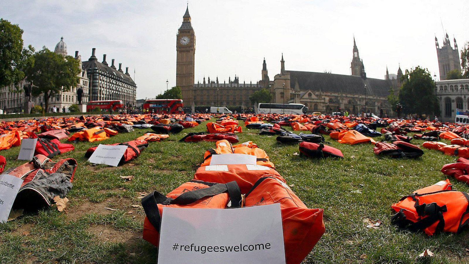 Acción en Londres con la colocación de chalecos salvavidas para denunciar las muertes de refugiados en el Mediterráneo. REUTERS/Stefan Wermuth 