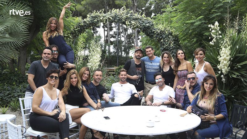 Los 16 concursantes de OT1 posan ante la cámara en uno de los descansos.