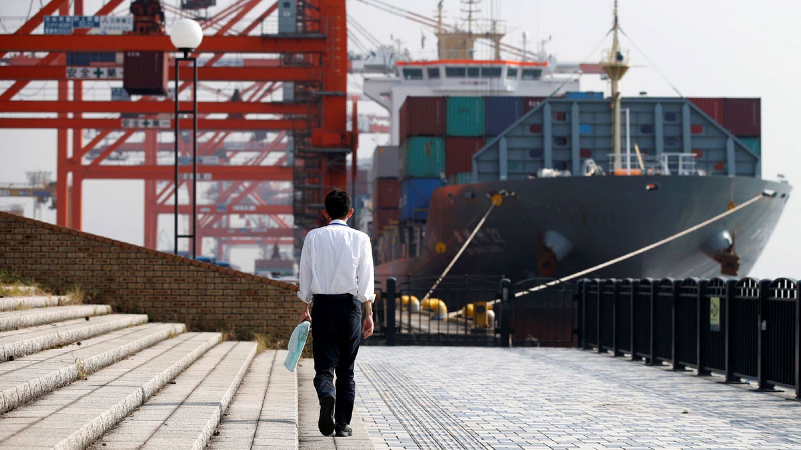 Un hombre camina por el puerto de Tokio