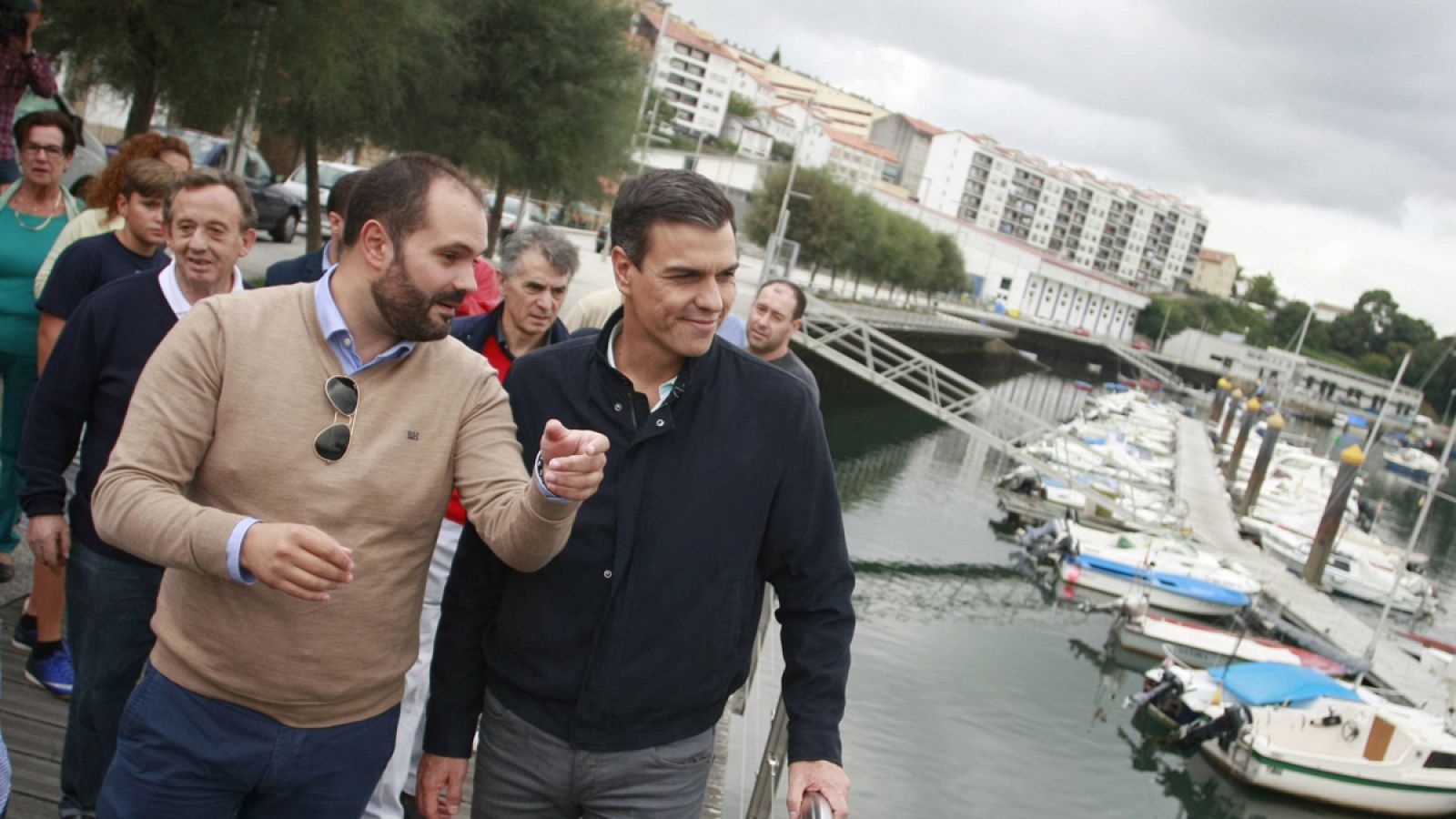 El secretario general del PSOE, Pedro Sánchez (d), durante un paseo en Pontedeume, A Coruña