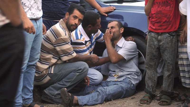 Un familiar de uno de los desaparecidos en el naufragio de un barco en la costa mediterránea de la provincia egipcia de Kafr al Sheij