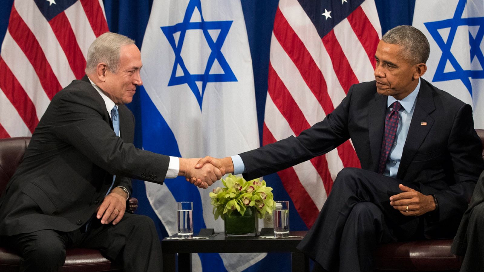 El primer ministro israelí, Benjamín Netanyahu, estrecha la mano del presidente estadounidense, Barack Obama, durante su reunión en el Lotte New York Palace Hotel de Nueva York.