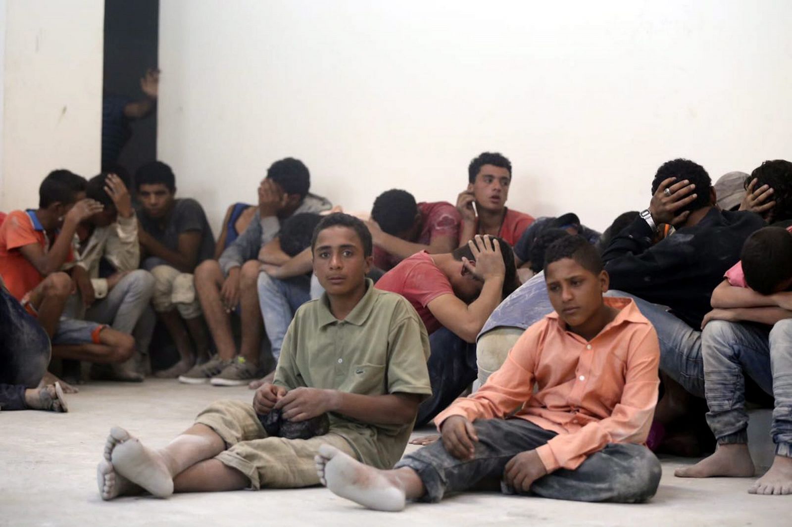 Los supervivientes del naufragio esperan en una estación de policía en Rosetta (Egipto).