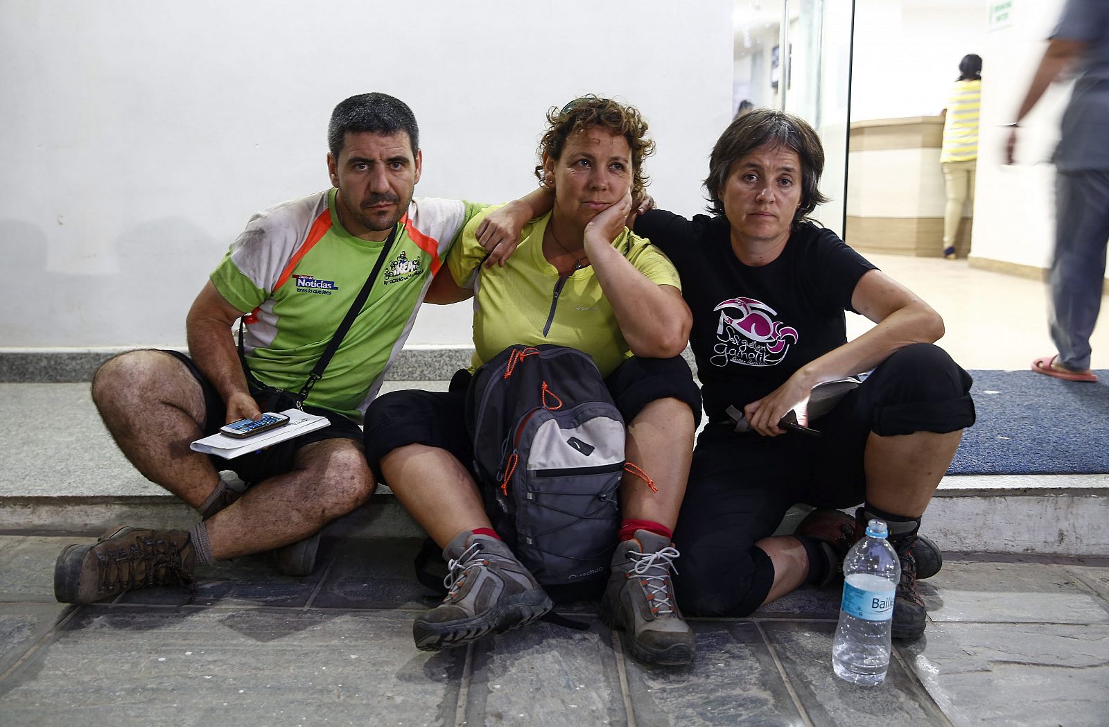 Tres supervivientes a las puertas de un hospital en Katmandú